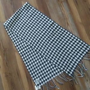 NWT BEAUTIFUL UNISEX BLACK/IVORY HERRINGBONE PRINT LONG SCARF. ACRYLIC